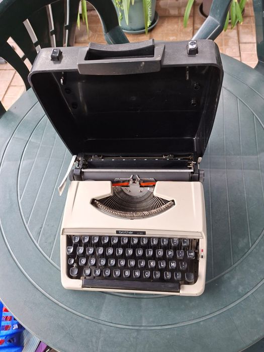 Máquina de escrever em bom estado. Valor a combinar .