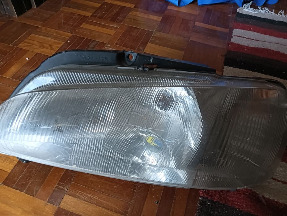 Farol / Ótica direita Peugeut 206 	Em bom estado