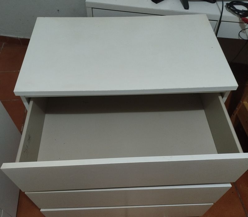 VENDO Conjunto Móveis Brancos IKEA (Cómoda MALM + Móvel Auxiliar)