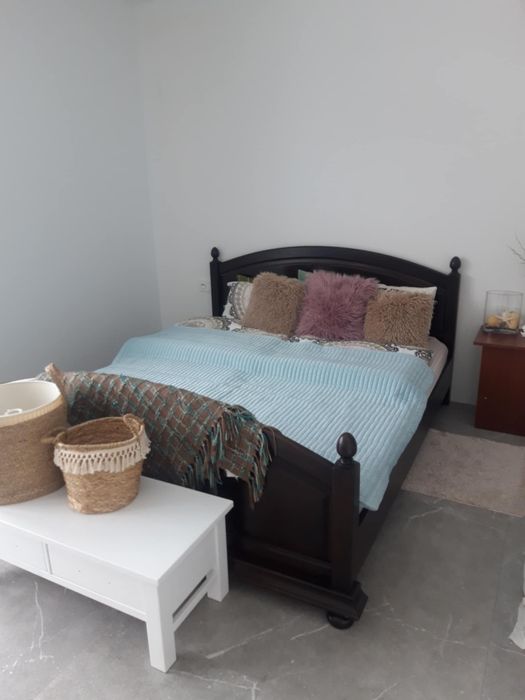 Łóżko dębowe z dwoma materacami