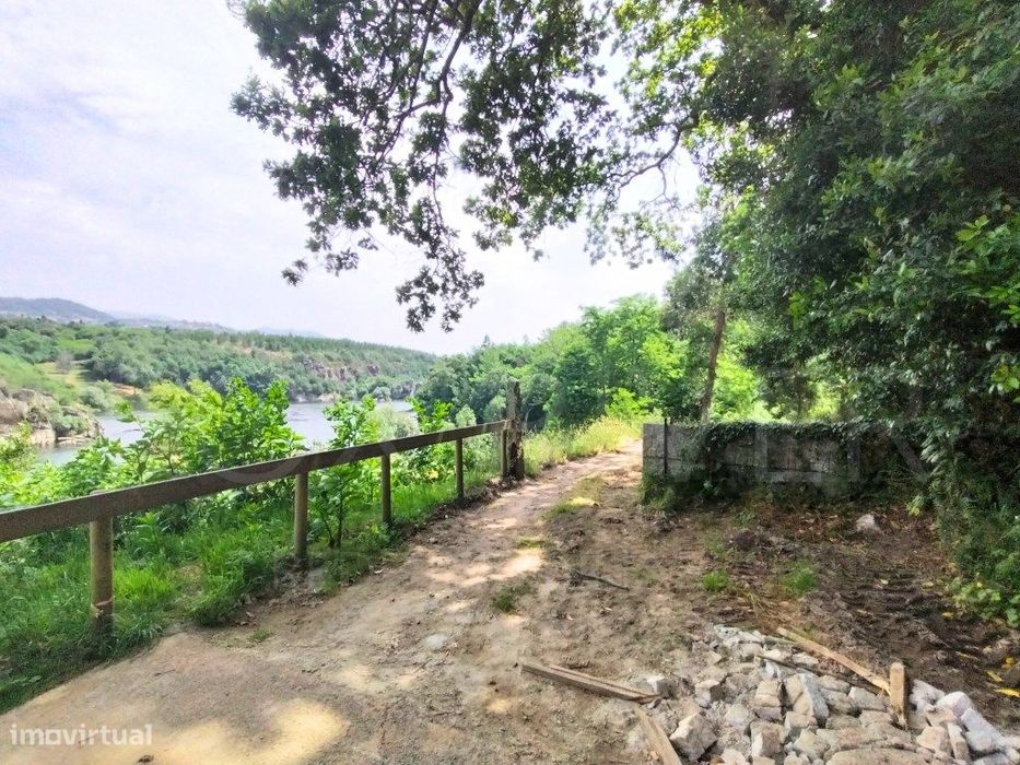 Terreno em Monção com Vinha e Vista Rio