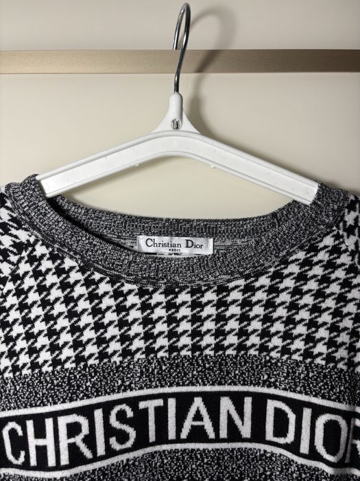 Продам НОВЫЙ женский костюм(свитер+шорты)