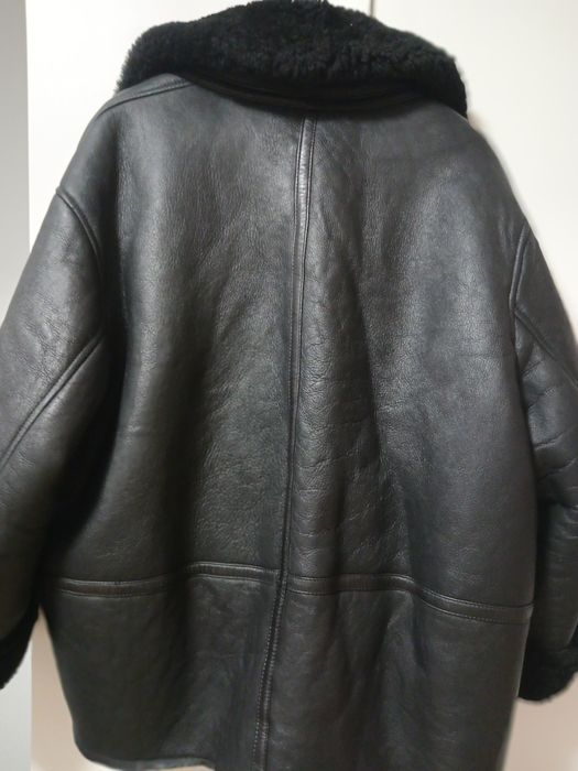 Czarny bardzo ciepły kożuch zapinany asymetrycz.na zamek duży R 48-50