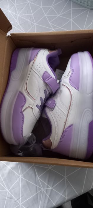 Tenis com rodas e luzes