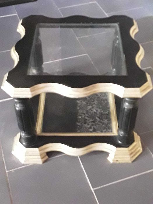 Mesa de Design Contemporâneo – Elegância Escultural em Preto e Prata