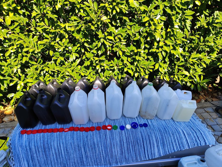 Garrafões de plástico OFEREÇO