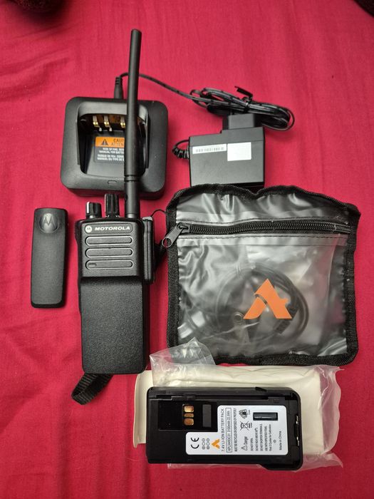 Комплект- рация  МОТОРОЛА-4400+зарядное+усиленная батарея+гарнитура