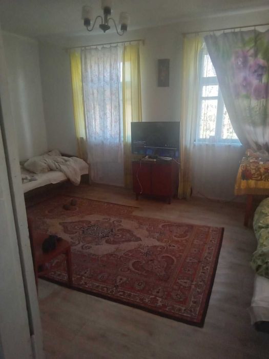 Частина будинку в смт.Вороновиця, вул. Молодіжна. Дві окремі спальні.