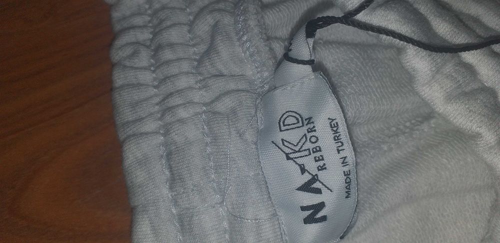 Szare dresy z szerokimi nogawkami