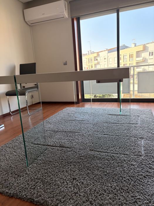Mesa de jantar moderna branca com pés em vidro – Excelente estado
