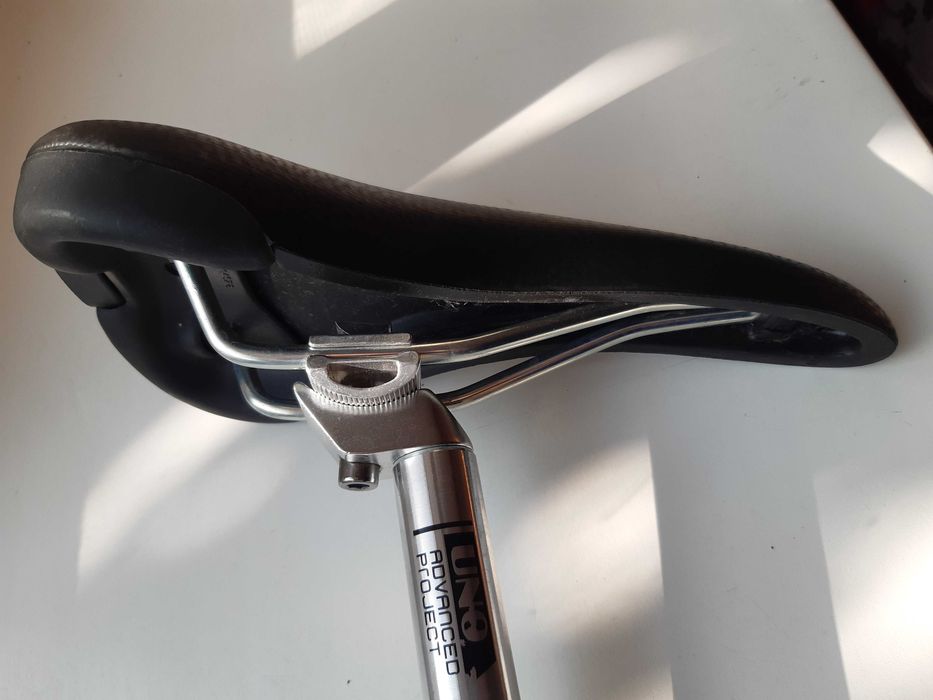 Велосипедное сиденье с подседельным штырем.