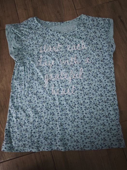 Miętowy t-shirt damski w drobne kwiaty z napisem dl 64 cm pacha 55 cm
