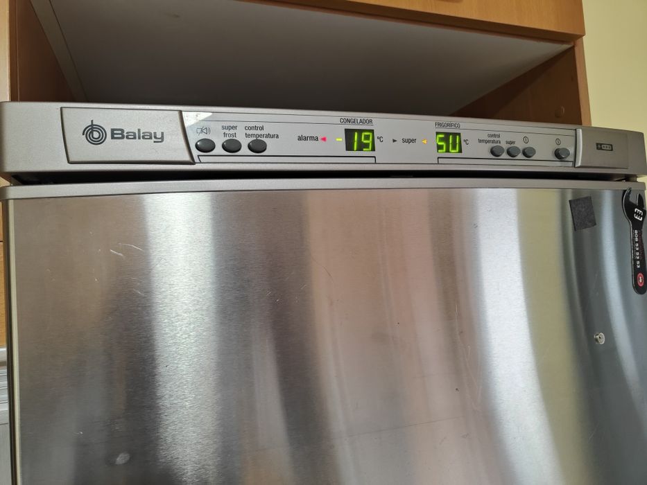 Frigorífico Combinado Balay Inox No Frost – Display Digital – A funcionar