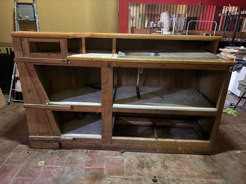 Balcão de Bar em Madeira Maciça com Lava-loiça – Estilo Rústico Profissional
