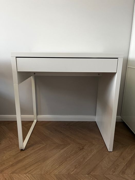 Białe biurko MICKE Ikea