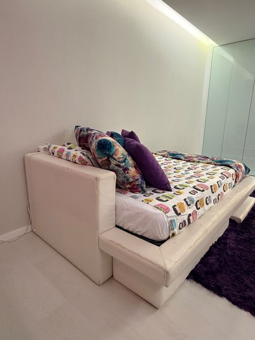 Cama de corpo e meio com dois cochões