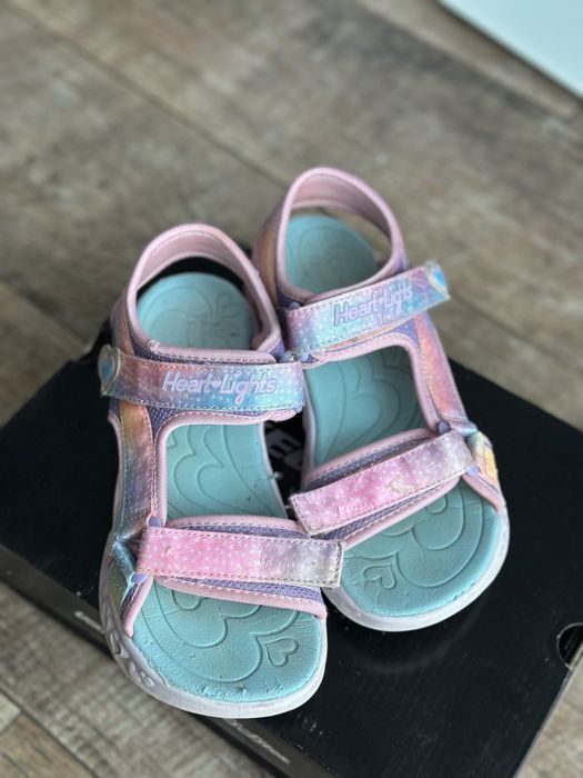 Продам босоніжки,кеди skechers!!