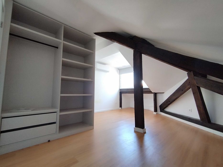 Arrenda-se T4 duplex, novo, em construção moderna. Elegante, confortável e espaçoso.