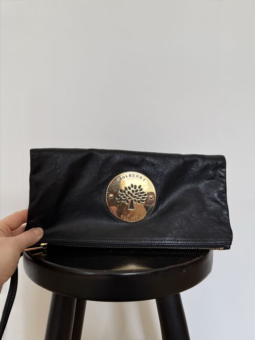 Mulberry Daria czarna skórzana torebka kopertówka ze złotymi detalami
