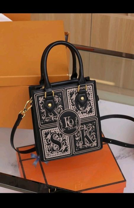 Bolsa quadrada Mini Letra Bordada Alça Dupla