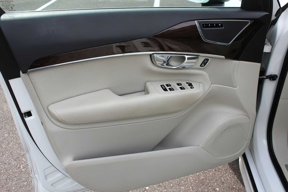 Volvo XC90      2017