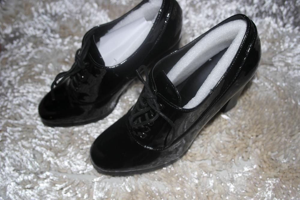 Стильні ботінки лакові туфлі