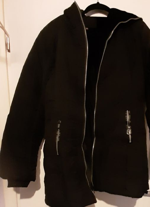 Kurtka zimowa z kapturem oraz kieszeniami nowa