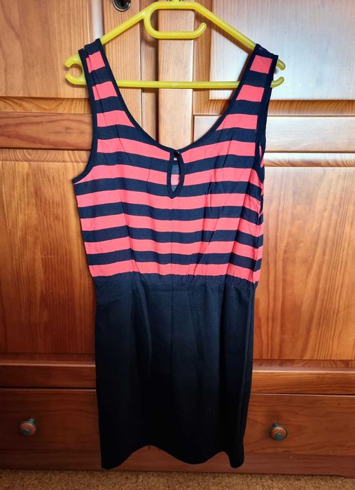 Vestido preto e coral/ alaranjado às riscas C&A, tamanho XS