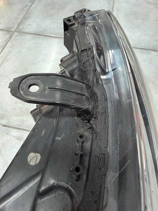 Óptica direita Mitsubishi Outlander III apoios soldados.