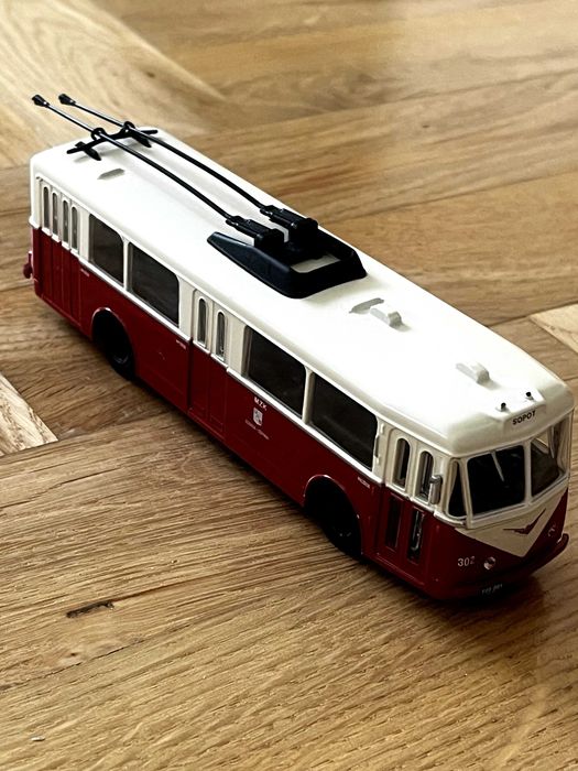 Małe autko z okresu PRL/resorek trolejbus