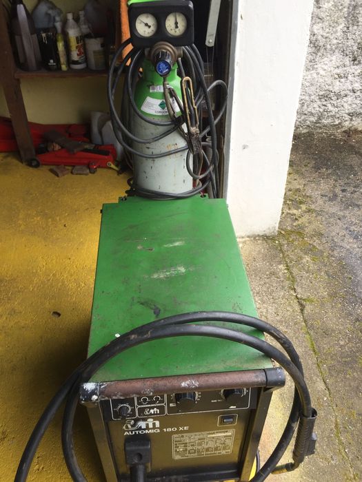 Máquina de soldar em muito bom estado.