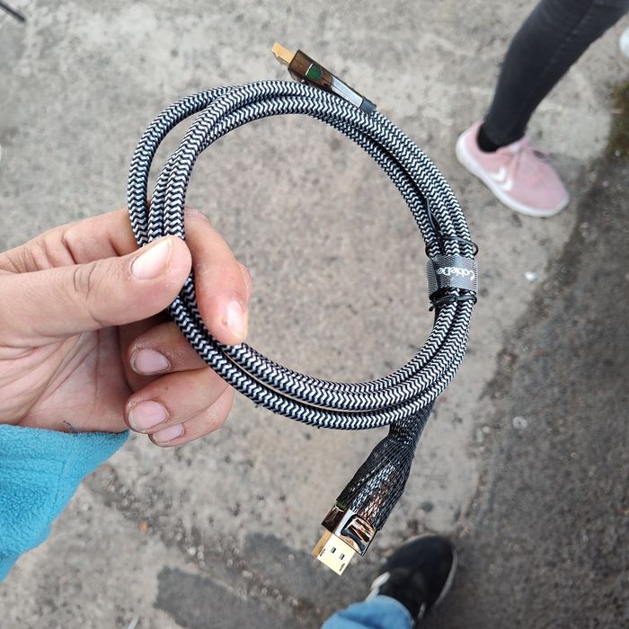 Kable, przewody,kabel  USB, typ-c, HDMI,Displayport oraz inne. Około 1