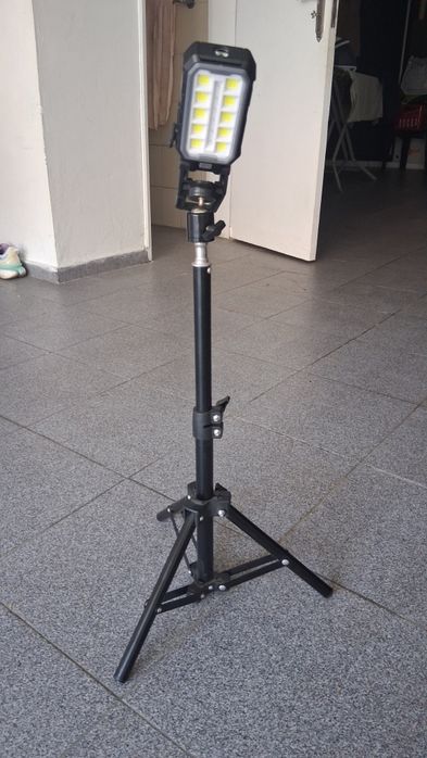 Lanterna led com suporte.