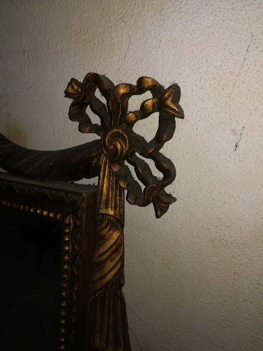 Espelho Antigo Dourado com Entalhe Clássico