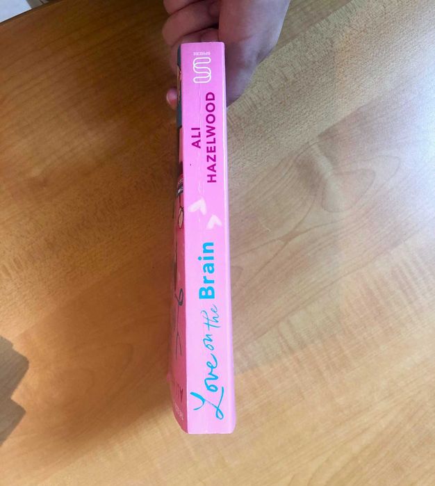 Livro "Love on the brain" de Ali Hazelwood completamente novo