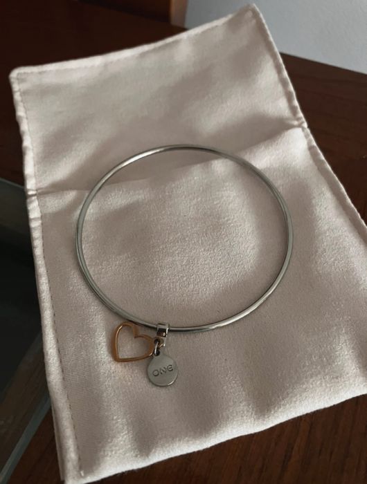 pulseira ONE coracao dourado e medalha prata