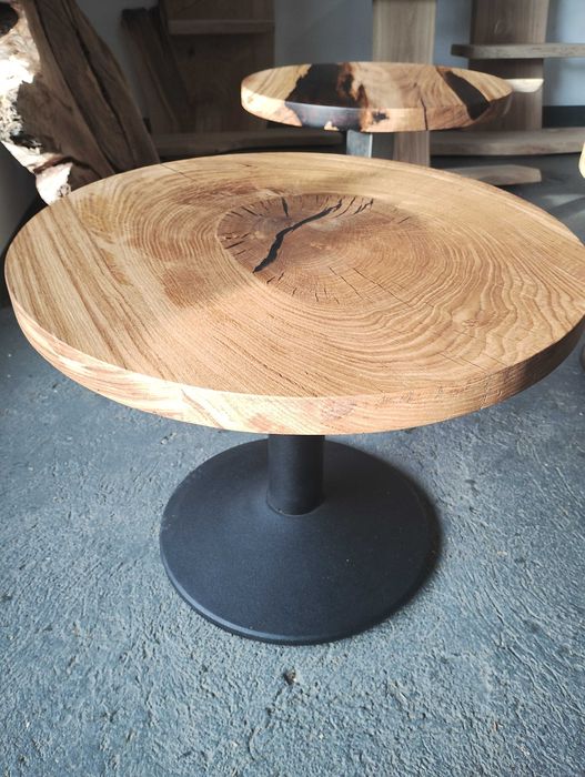 Okrągły stolik z litego drewna i żywicy