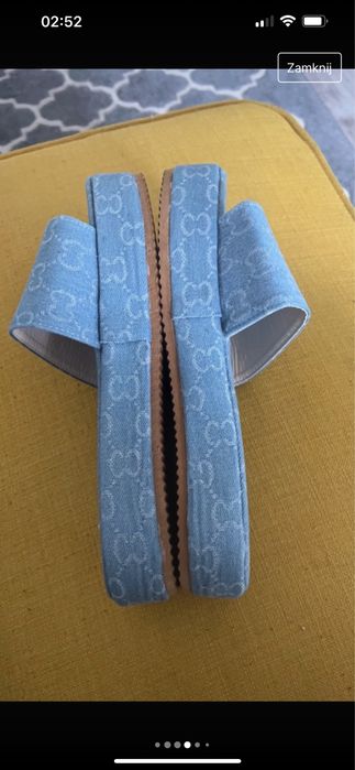 Jeansowe klapki w monogram