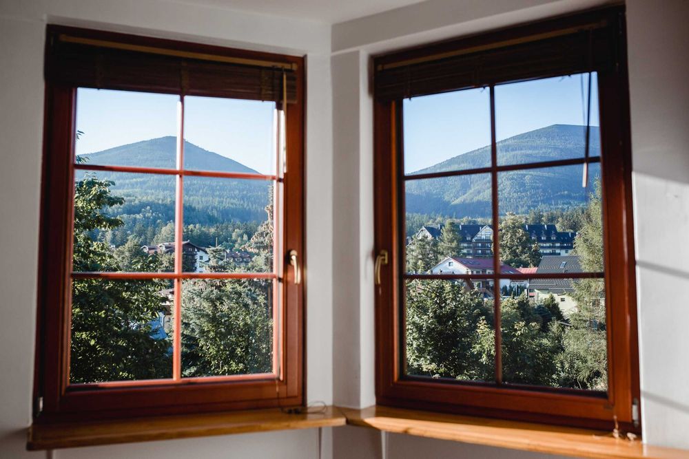 Pokoje z łazienkami i widokiem na góry w centrum Karpacza