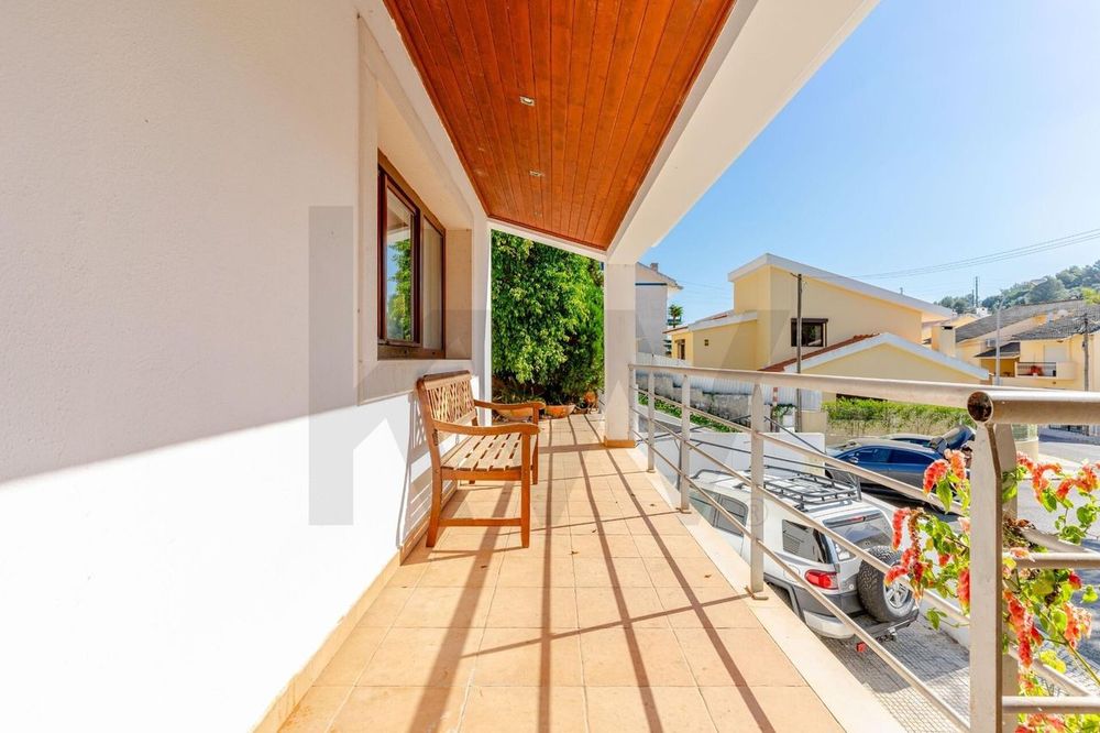 Moradia T4+1 com piscina, jardim amplo e garagem | Barcarena