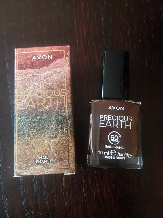 Avon szybkoschnący lakier do paznokci Secret Wood kolekcja ziemia brąz