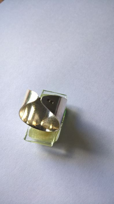 Anel com pedra de vidro Verde e Branco em prata