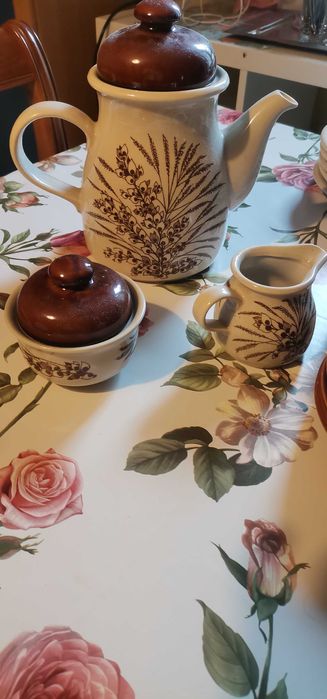 Komplet śniadaniowy dzbanek,filiżanki,talerzyki.,cukiernica,mlecznik