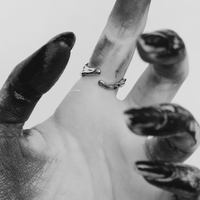 Anel Prateado Massivo com Pedra Preta – Design Estético e Moderno