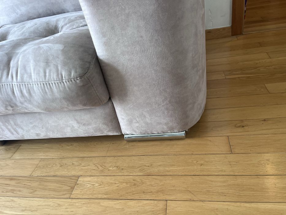 Sofa de veludo taupe rosa