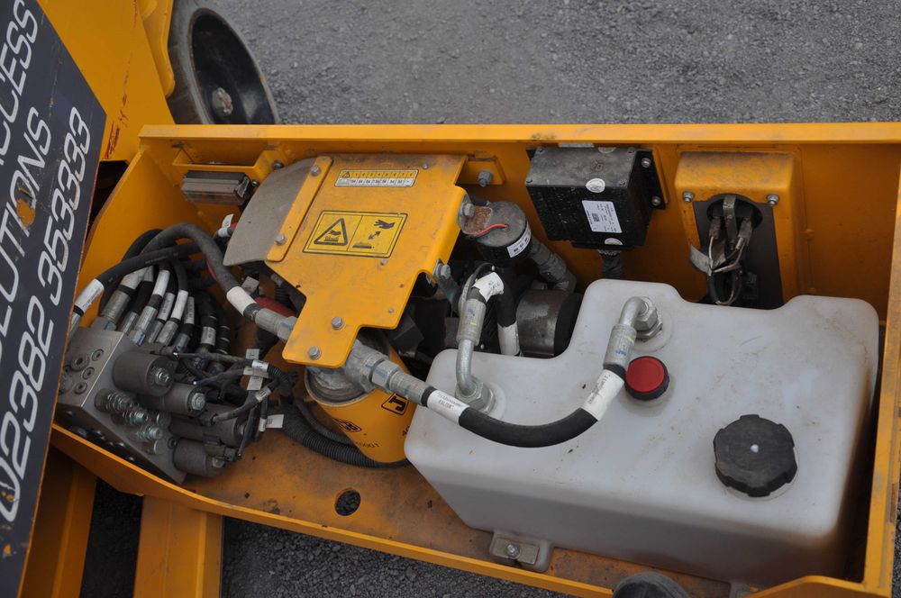 Zwyżka podnosnik podest ruchomy kompaktowy jcb Genie jlg 2646 E 10  M