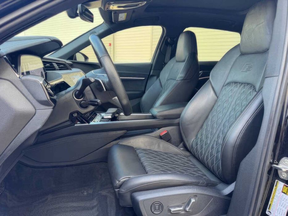 Audi e-tron S      2022