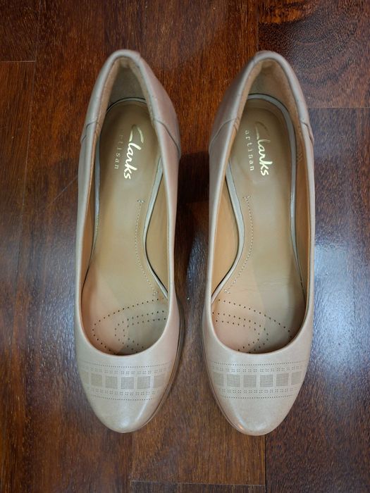 Sapatos marca Clarks em pele cor nude de salto alto
