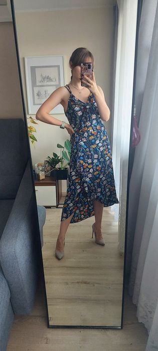 Granatowa sukienka midi w kwiaty Atmosphere falbanka dekolt V wiązanie