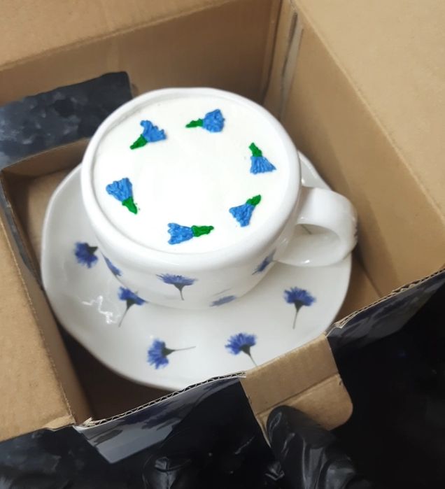 Торт в чашці, з тарілкою